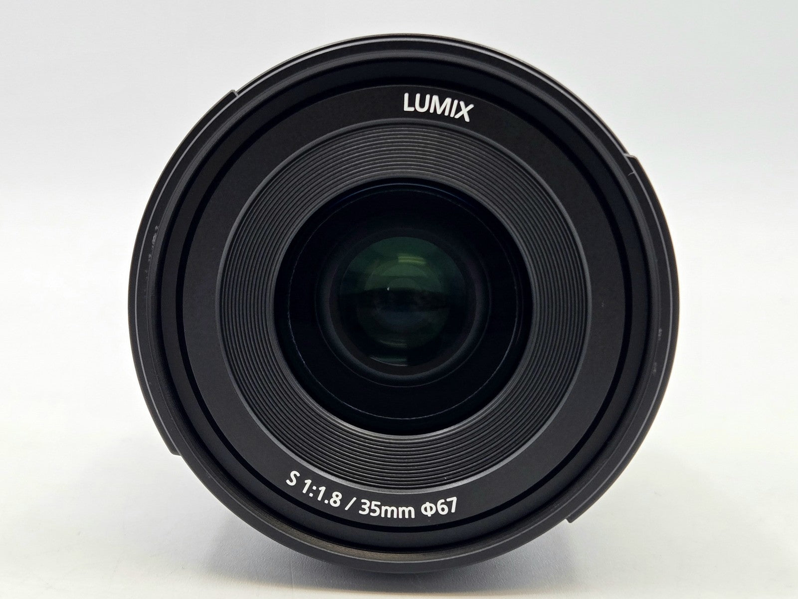 Panasonic Lumix S 35mm f/1.8 - retail packaging
