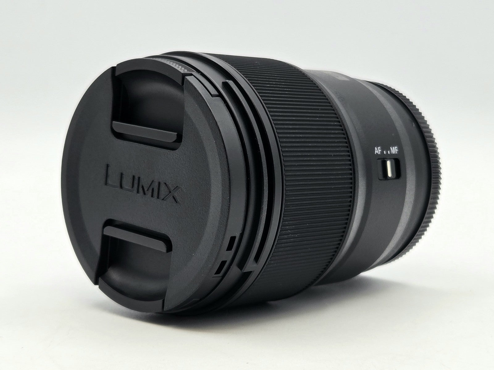 Panasonic Lumix S 35mm f/1.8 - side view